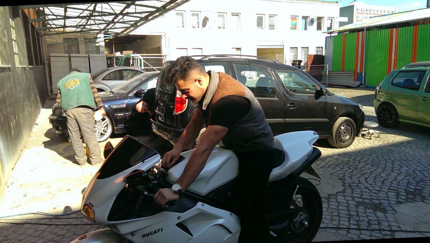 Mehran Alipour 2013 vor der ersten eigenen Halle in der Billstraße in Hamburg